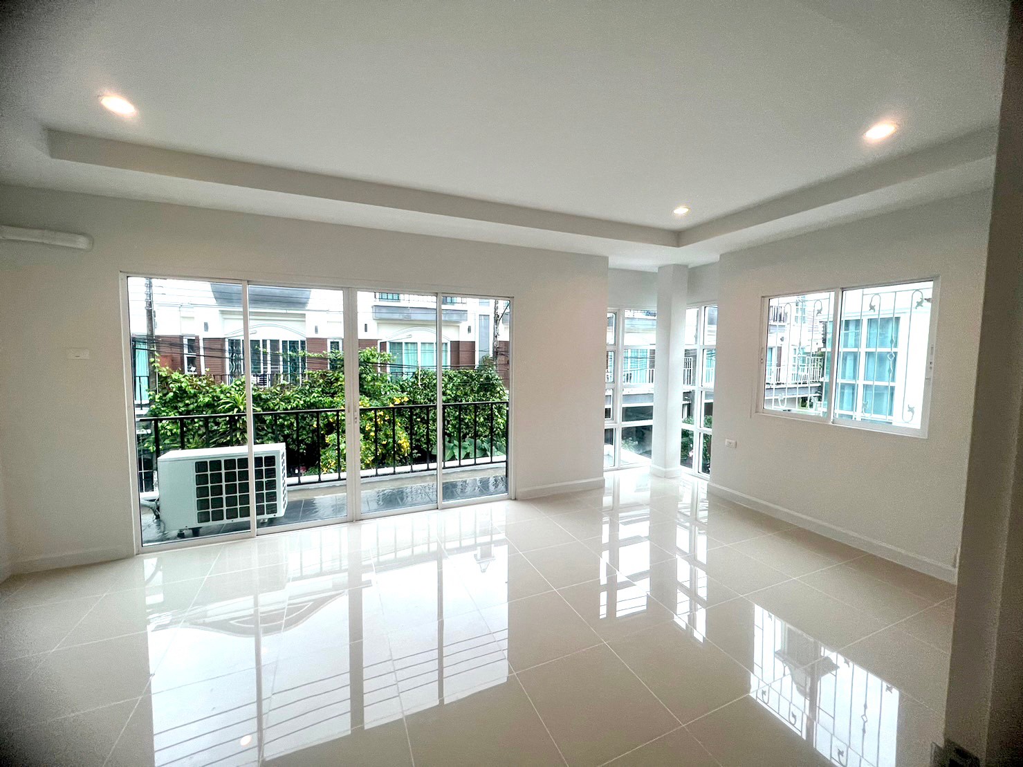ทาวน์เฮ้าส์ โซนในเมืองใกล้ซุปเปอร์ชิปใหญ่ WR-00564 5