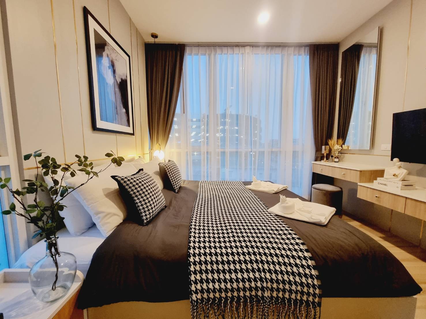 The Base Downtown 2 Bed WR-01357 3