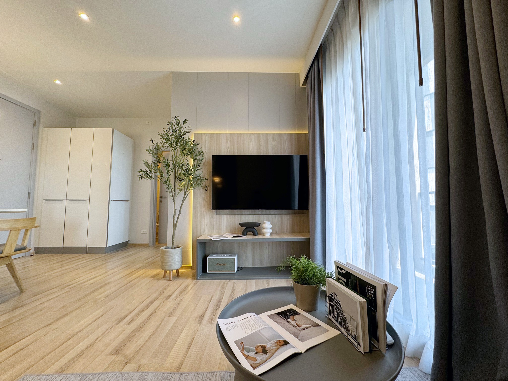 The Base Uptown WR-01568 11