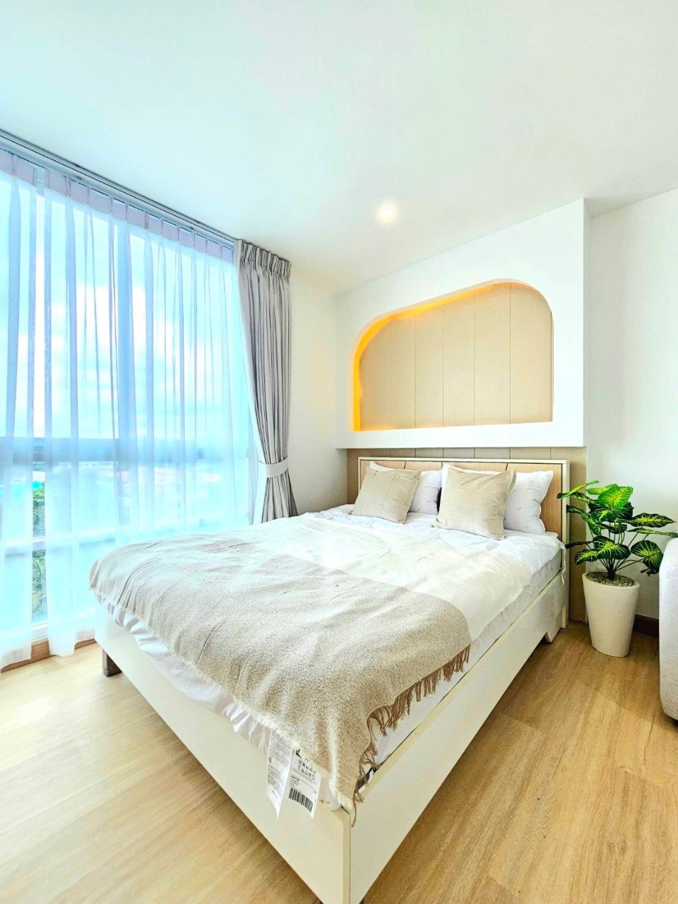 The Light Condominium WR-02960 2