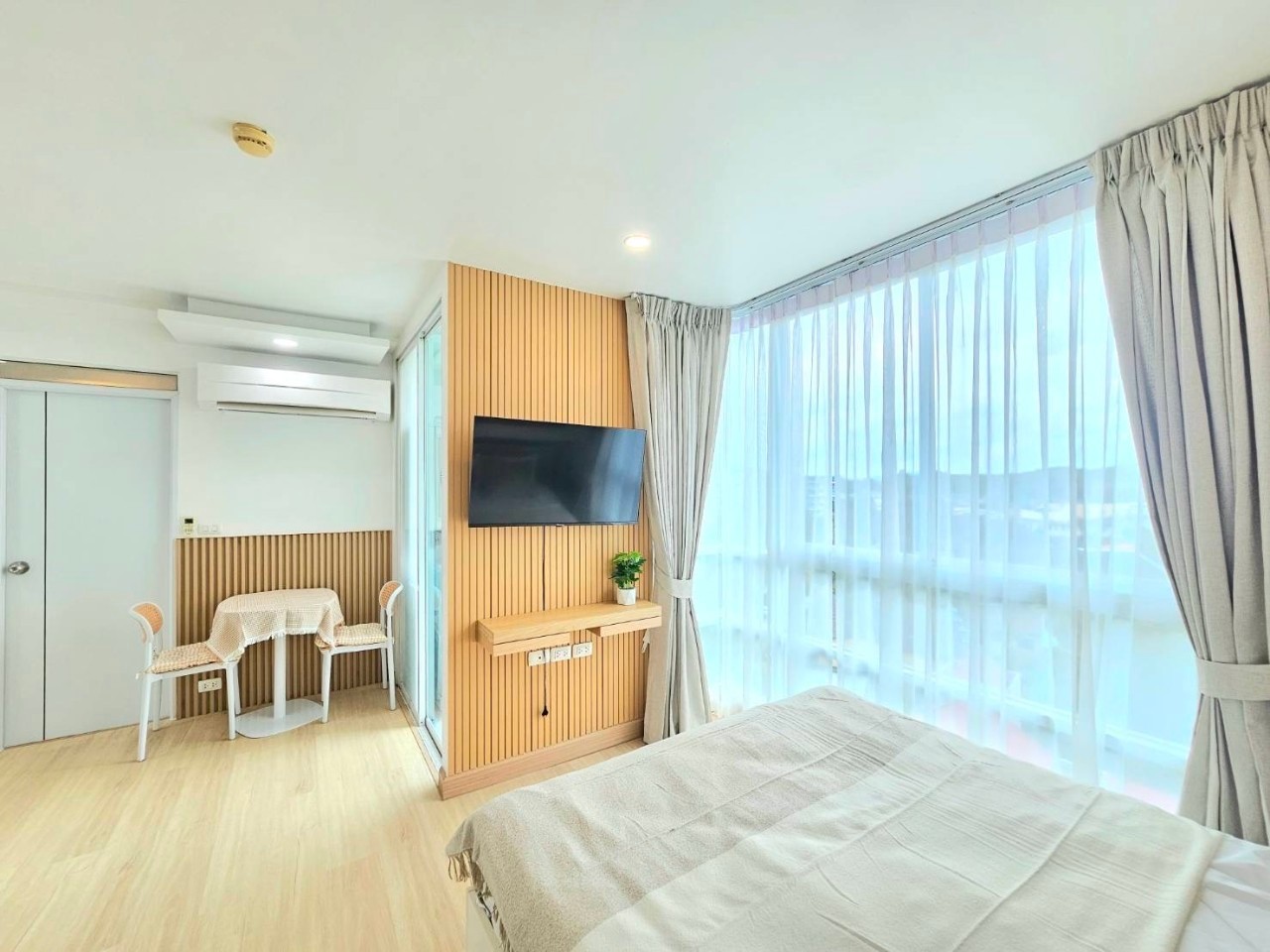 The Light Condominium WR-02960 4
