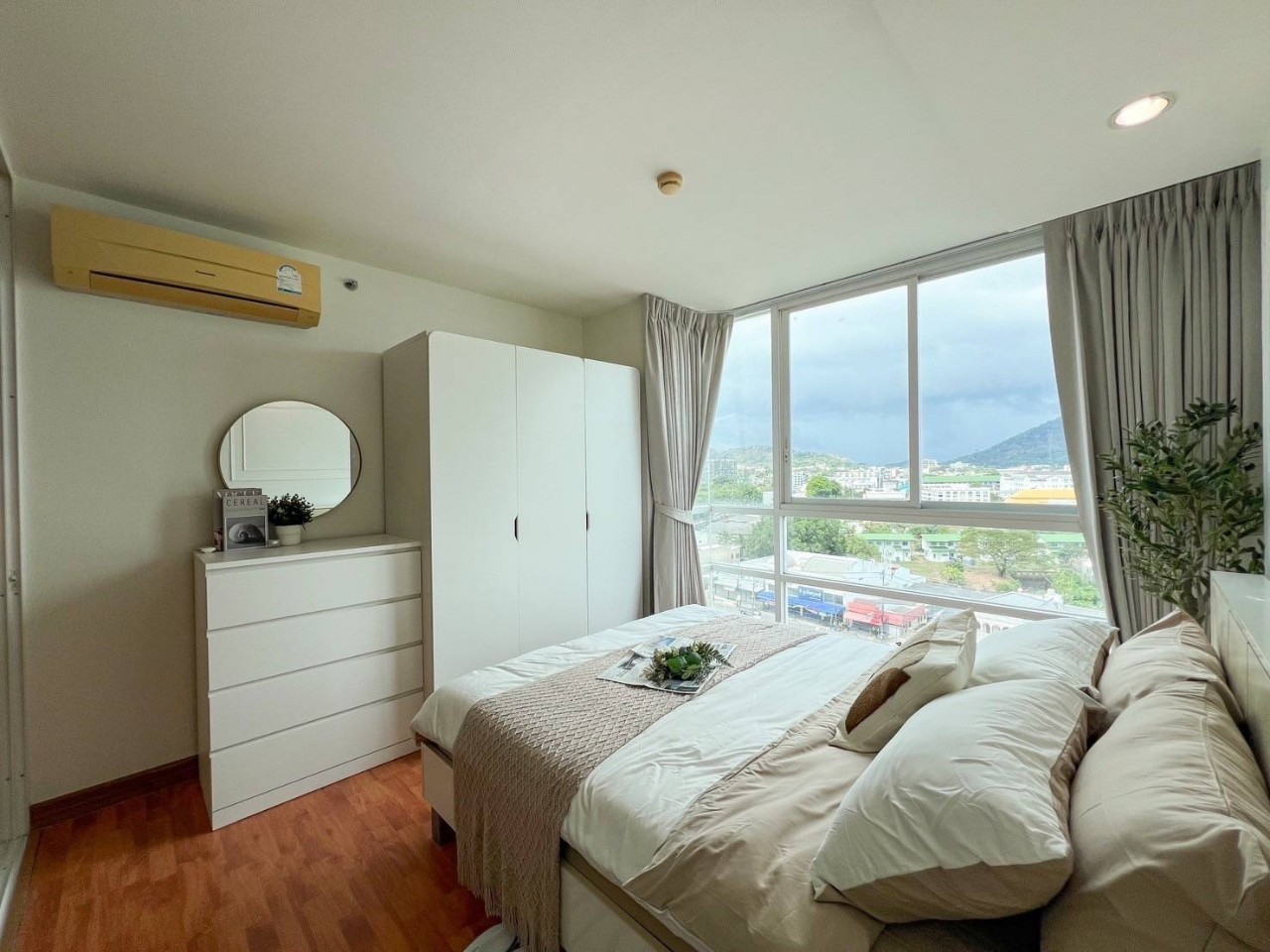 The Light Condominium WR-02970 5