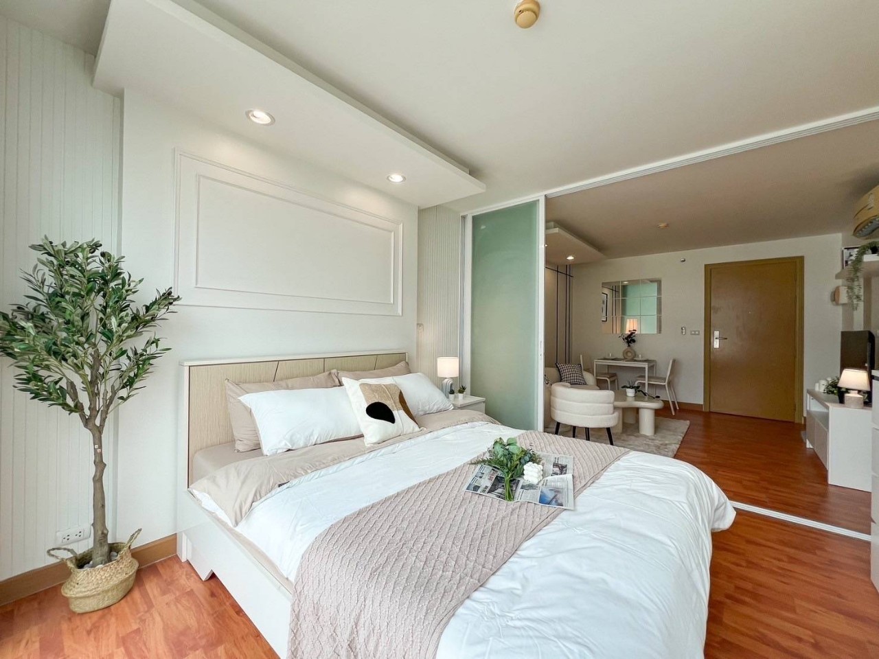 The Light Condominium WR-02970 6