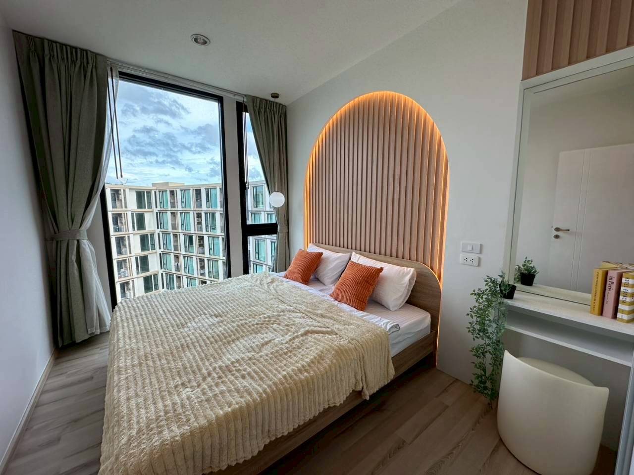 The Base Uptown WR-03812 5