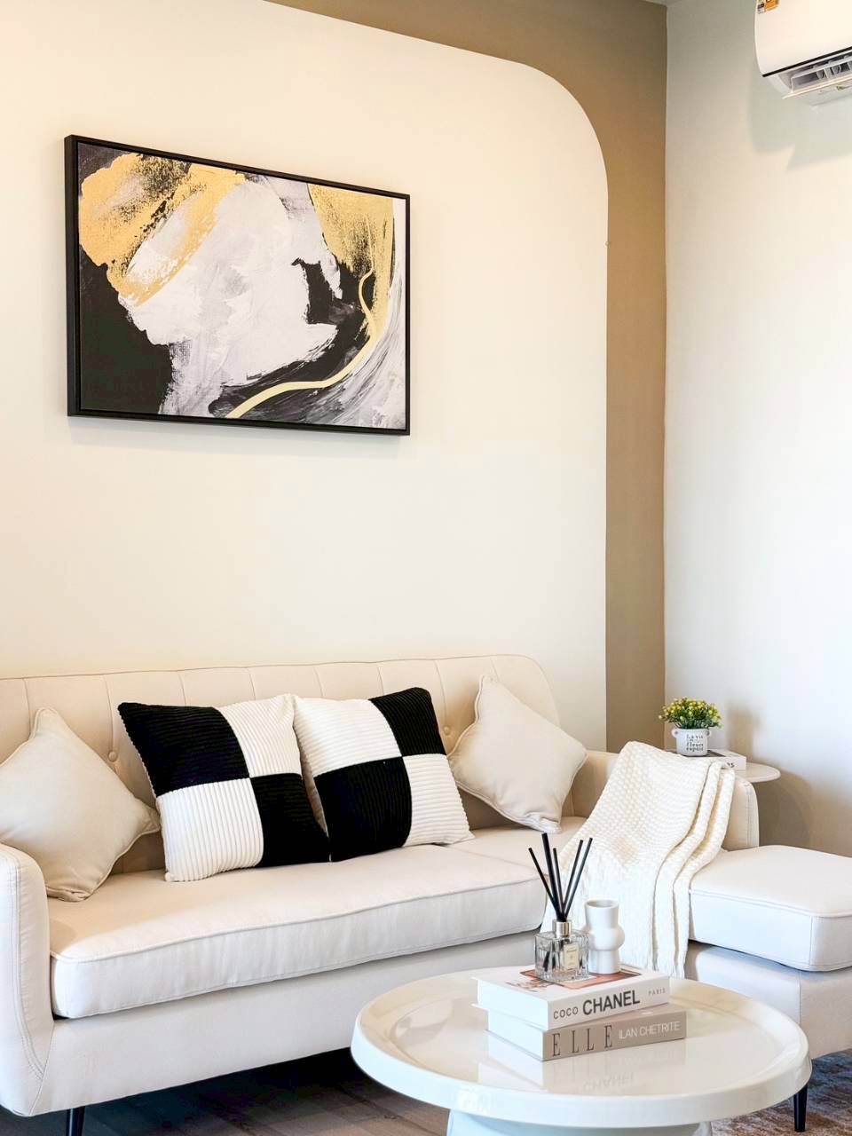 The Base Uptown WR-03976 1