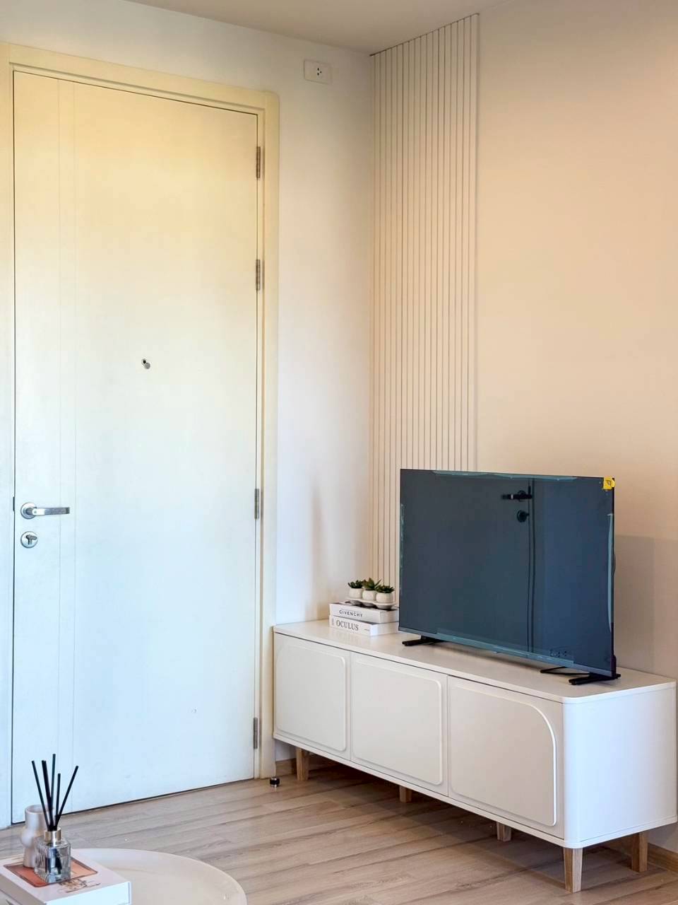 The Base Uptown WR-03976 4