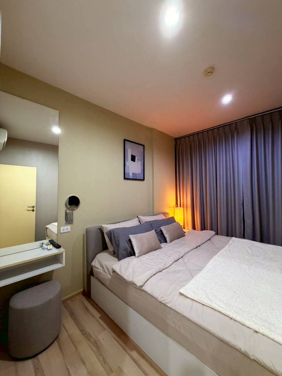 The Base Uptown WR-04006 4