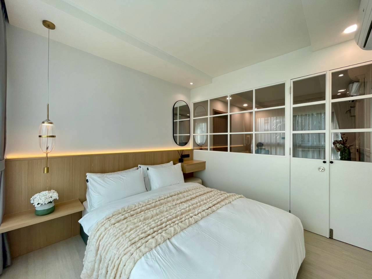 The Royal Place WR-04040 4