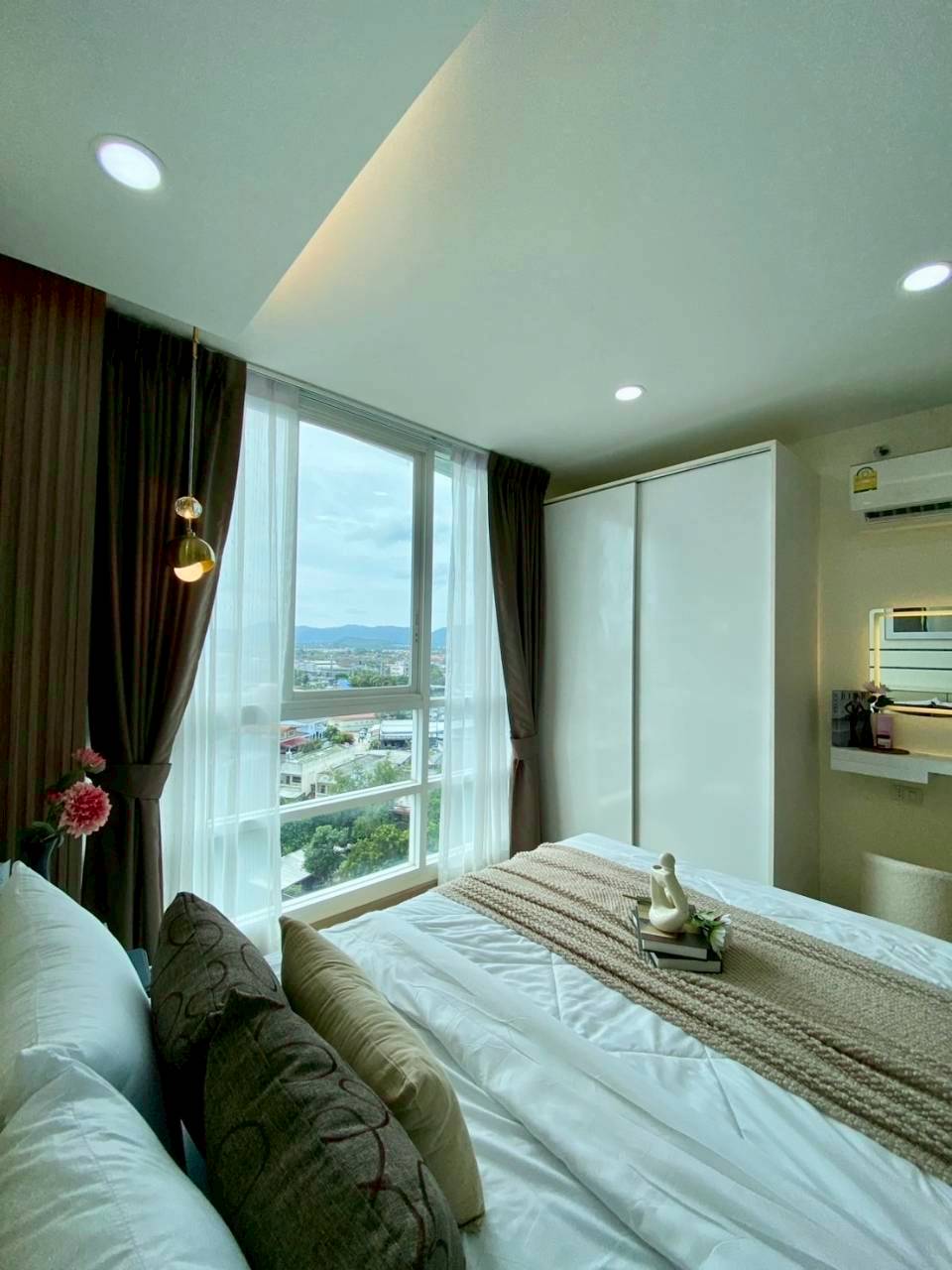 The Light Condominium WR-04076 5