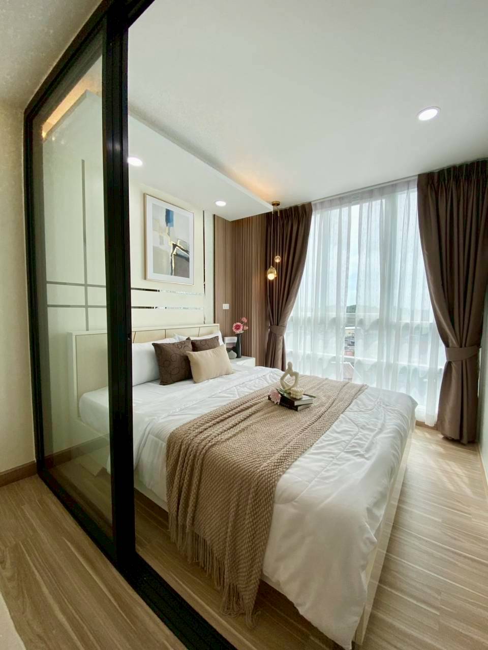 The Light Condominium WR-04076 7