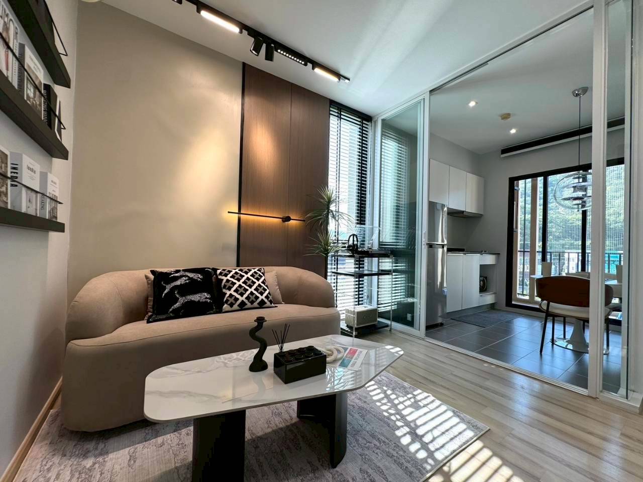 The Base Uptown WR-04097 3