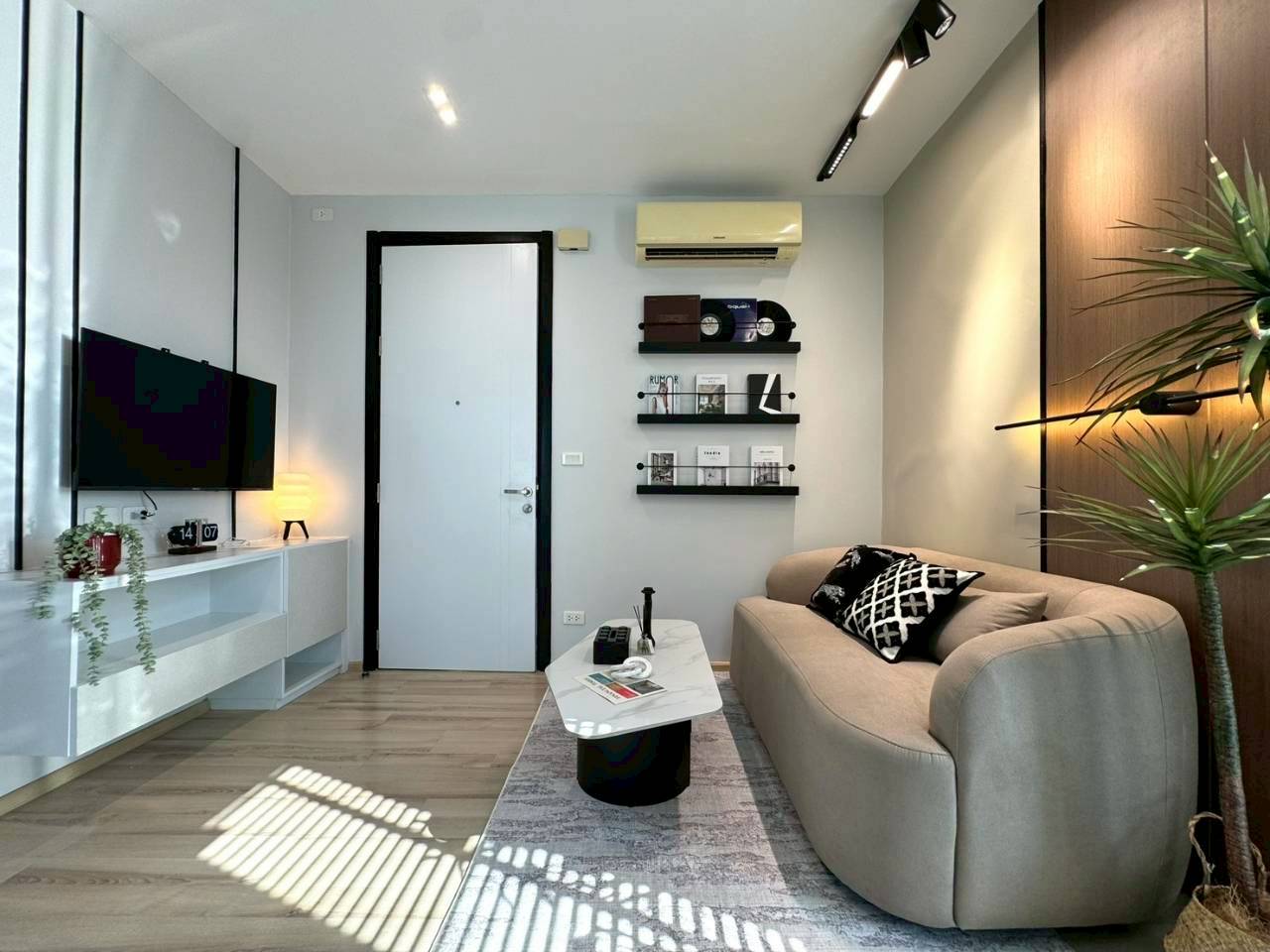 The Base Uptown WR-04097 4