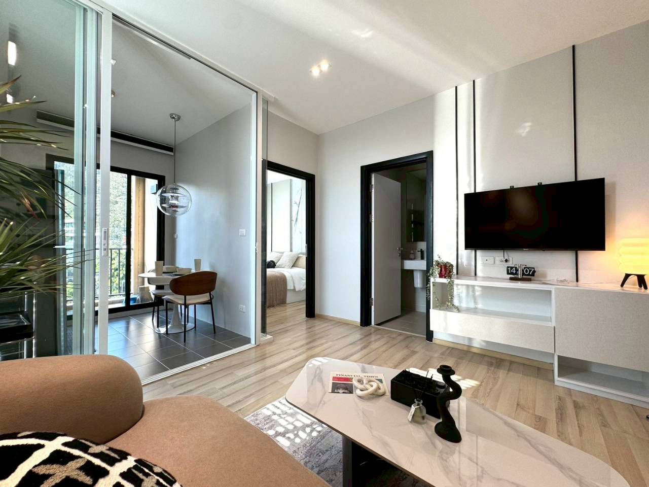 The Base Uptown WR-04097 5