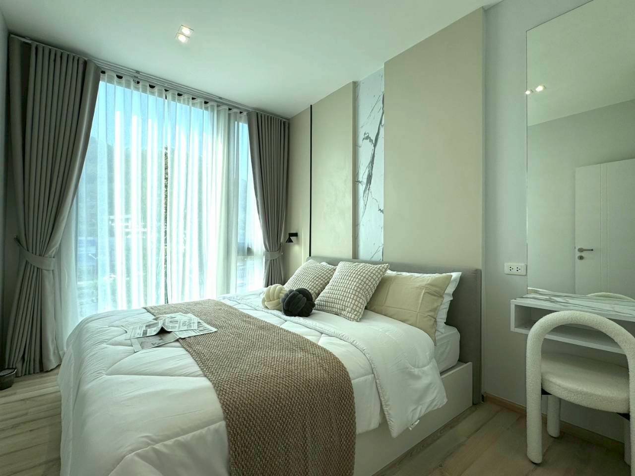 The Base Uptown WR-04097 8