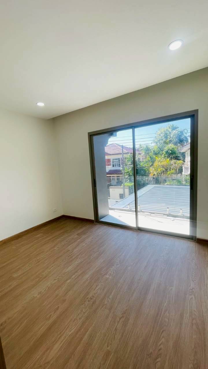 Land and House สีวลี WR-03332 2