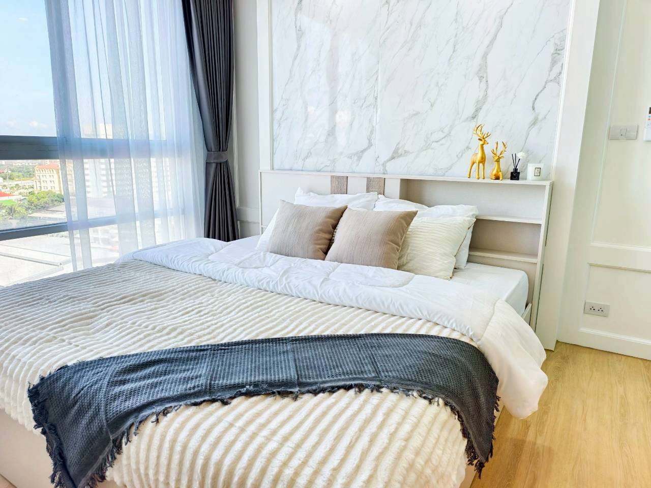 The Light Condominium WR-04112 4