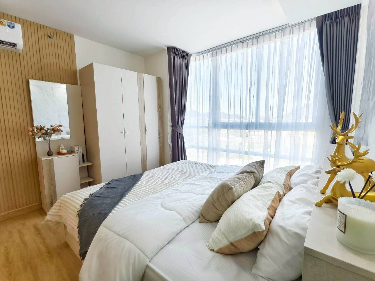 The Light Condominium WR-04112 5