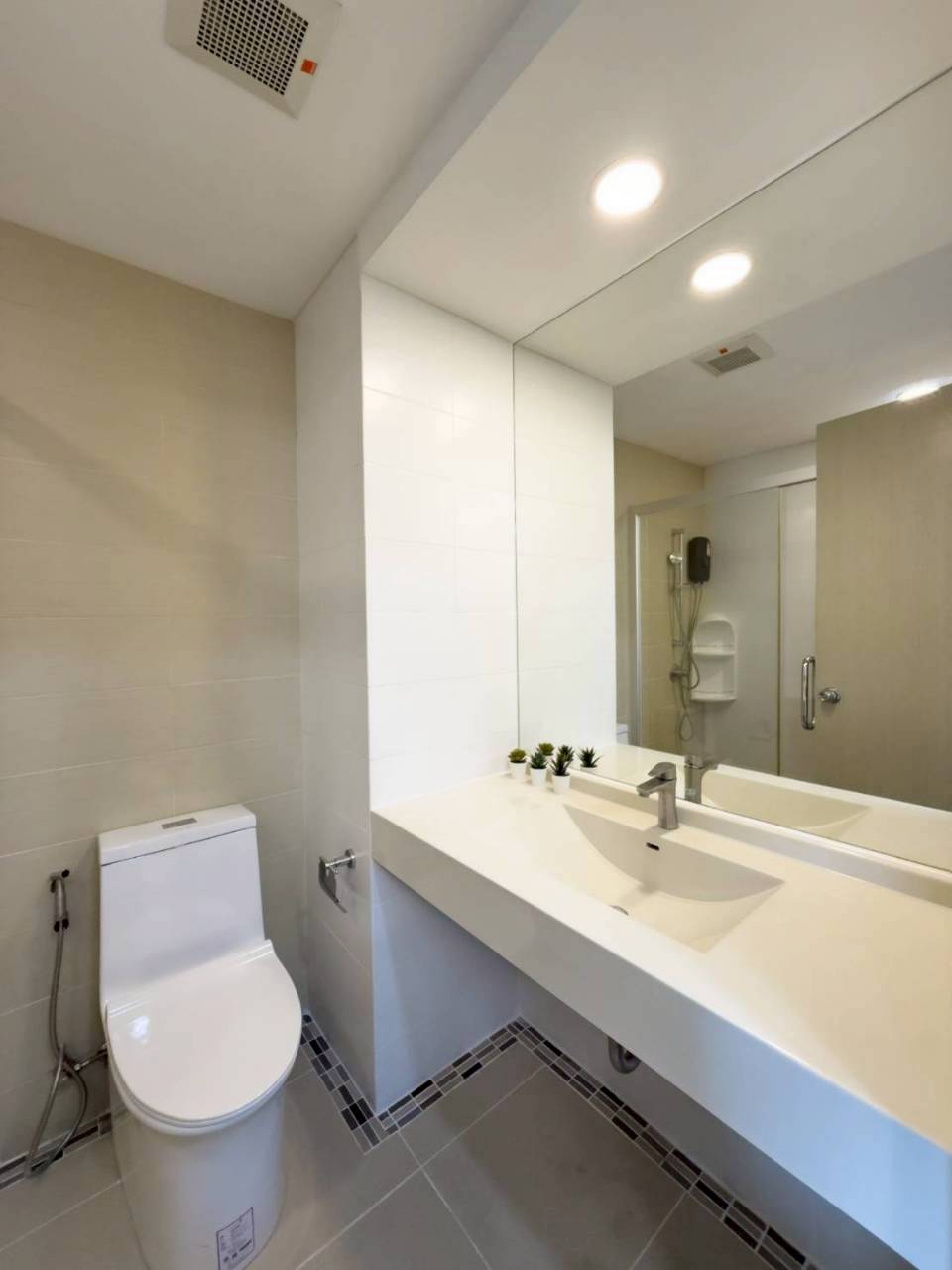 The Light Condominium WR-04121 10