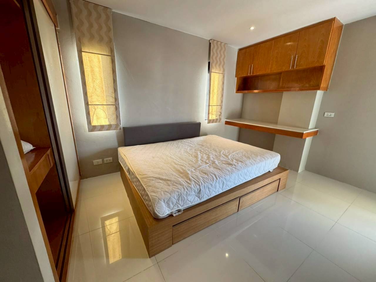 Ratchaporn Place WR-04162 2