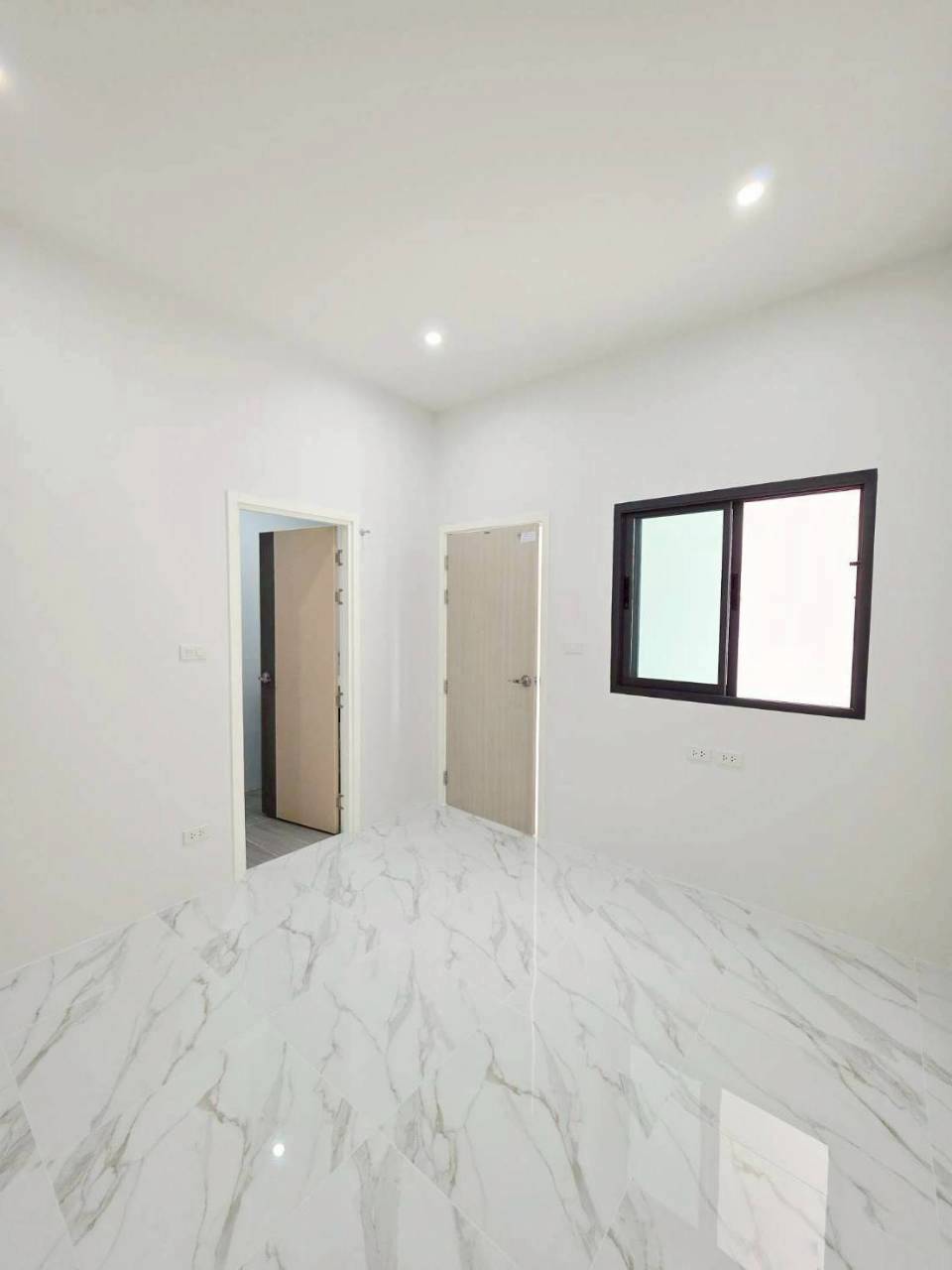 ทาวน์เฮ้าส์สร้างใหม่ 2 หลัง กลางเมือง WR-04169 9