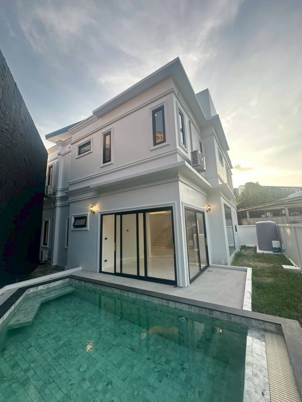 Elegant Modern Classic Pool Villa in Central Phuket WR-03850  2