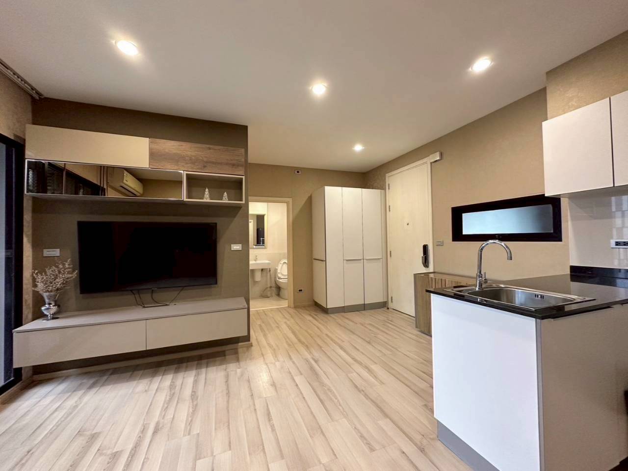 The Base Uptown WR-04218 2