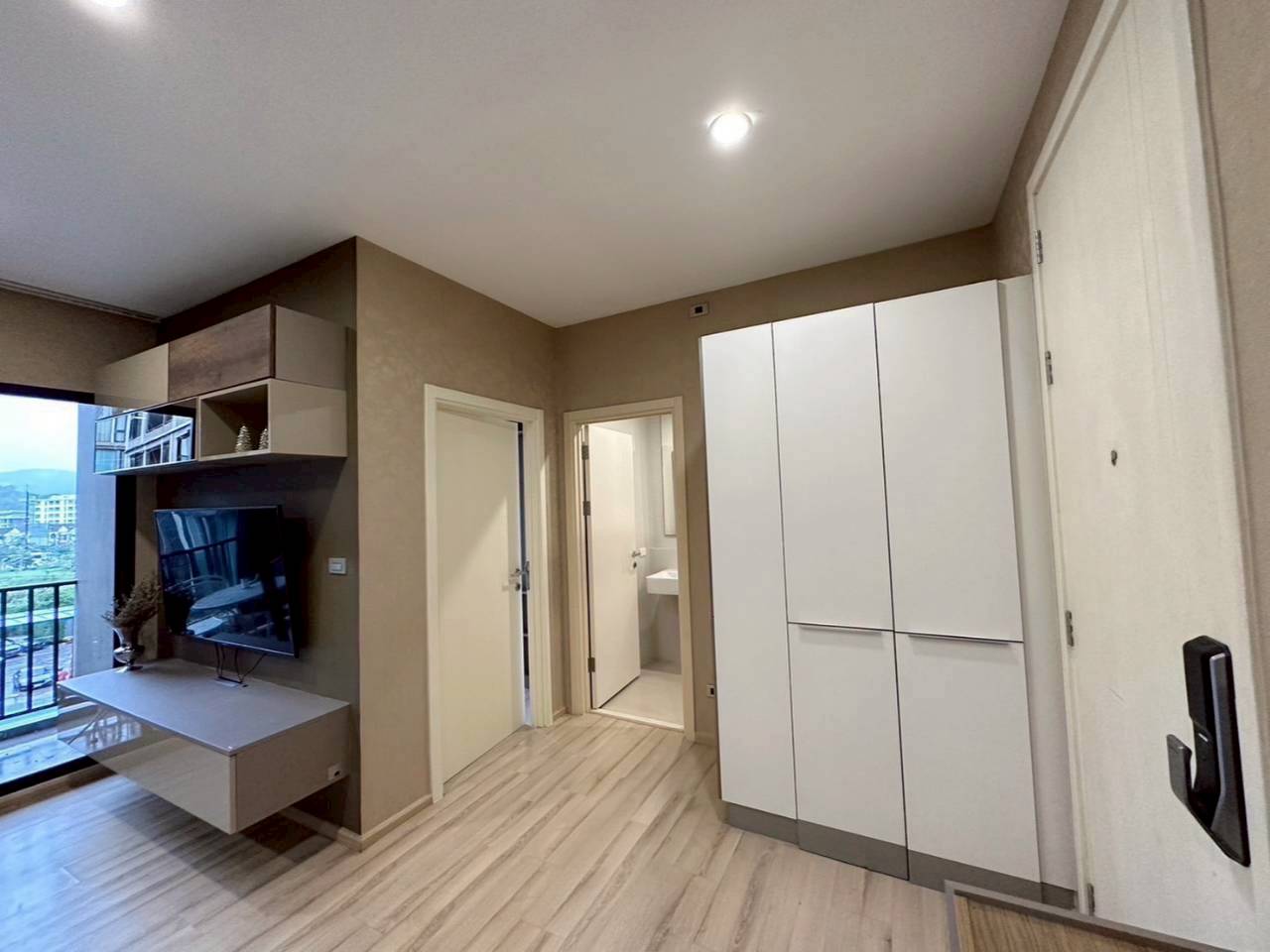 The Base Uptown WR-04218 3