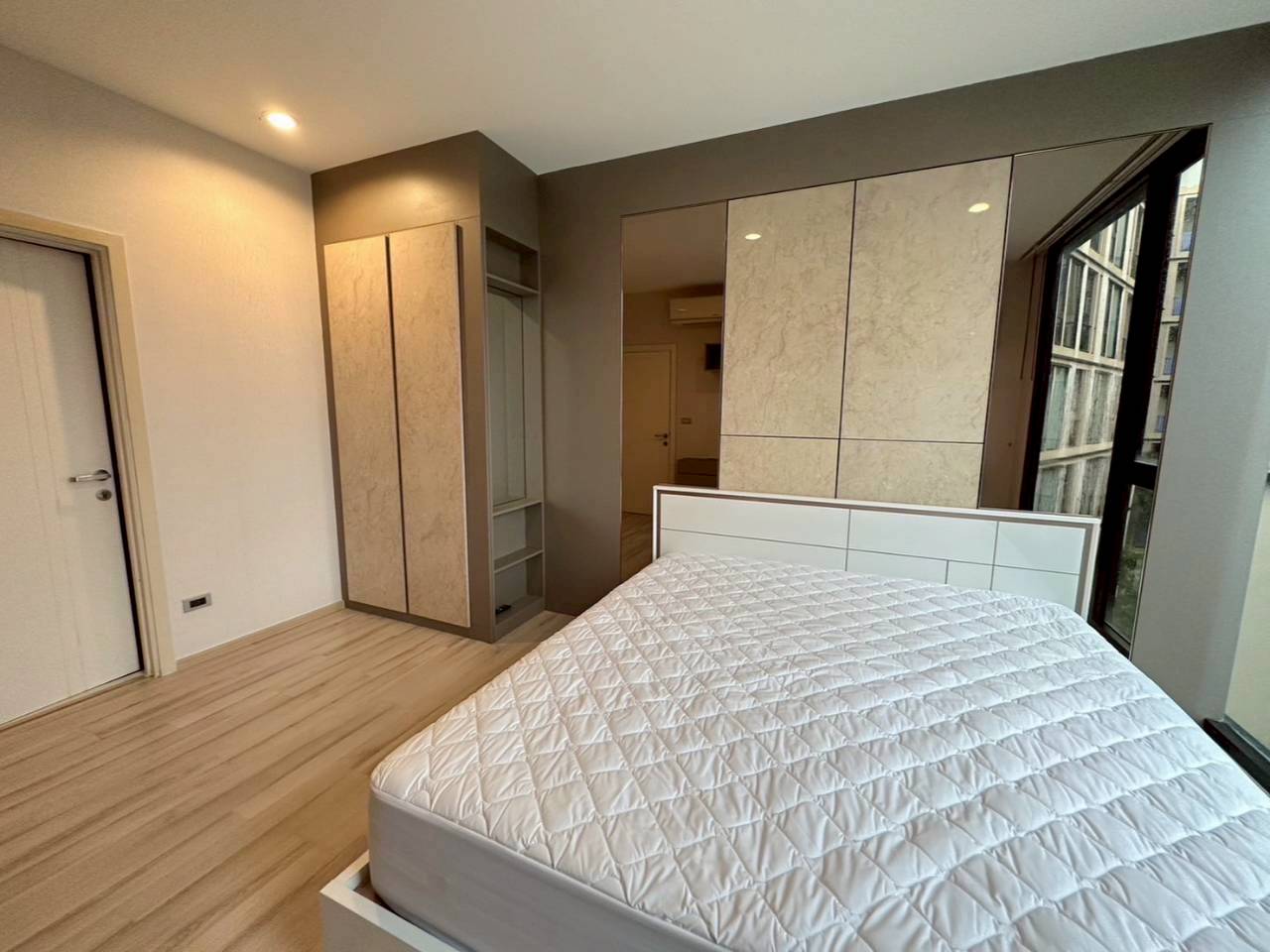 The Base Uptown WR-04218 5