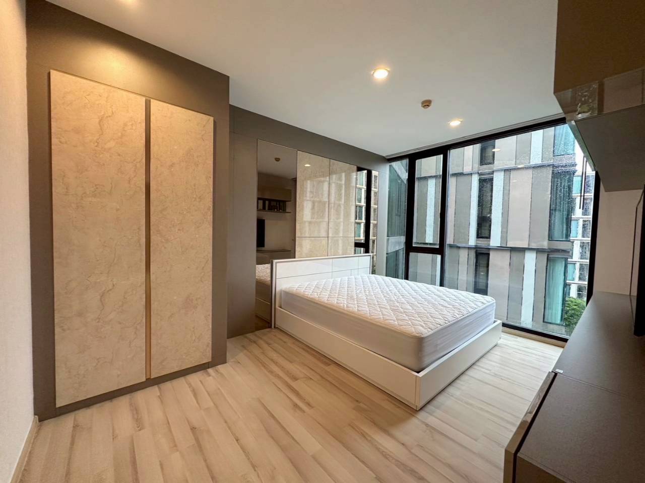 The Base Uptown WR-04218 8