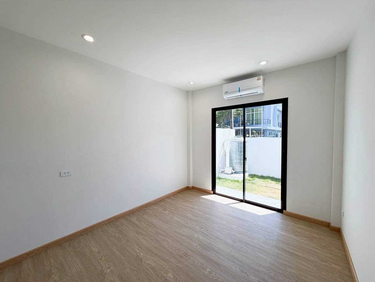 บ้านแฝดสร้างใหม่ ฉลอง WR-04229 9