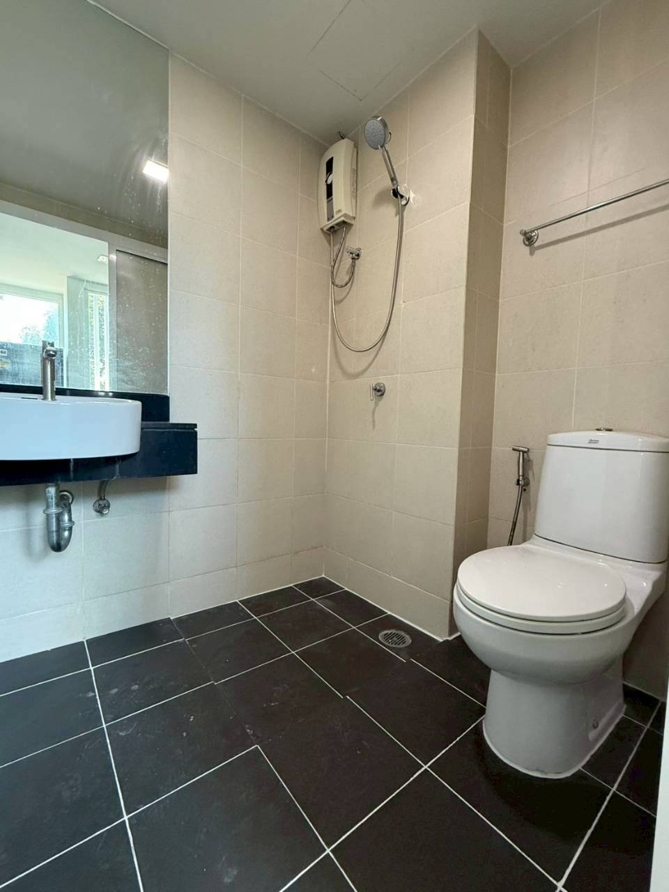 The Wide Condominium WR-04299 8