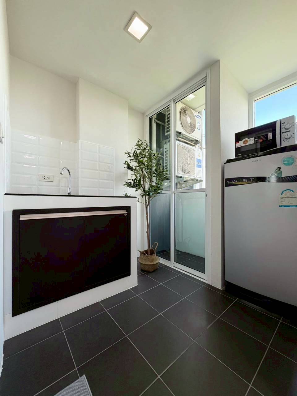 The Wide Condominium WR-04307 10