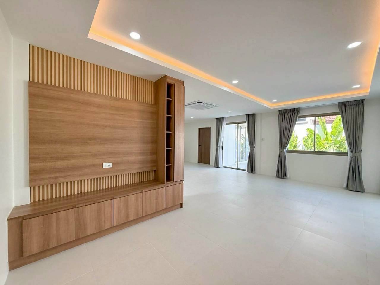 Land and House สีวลี WR-03332 2