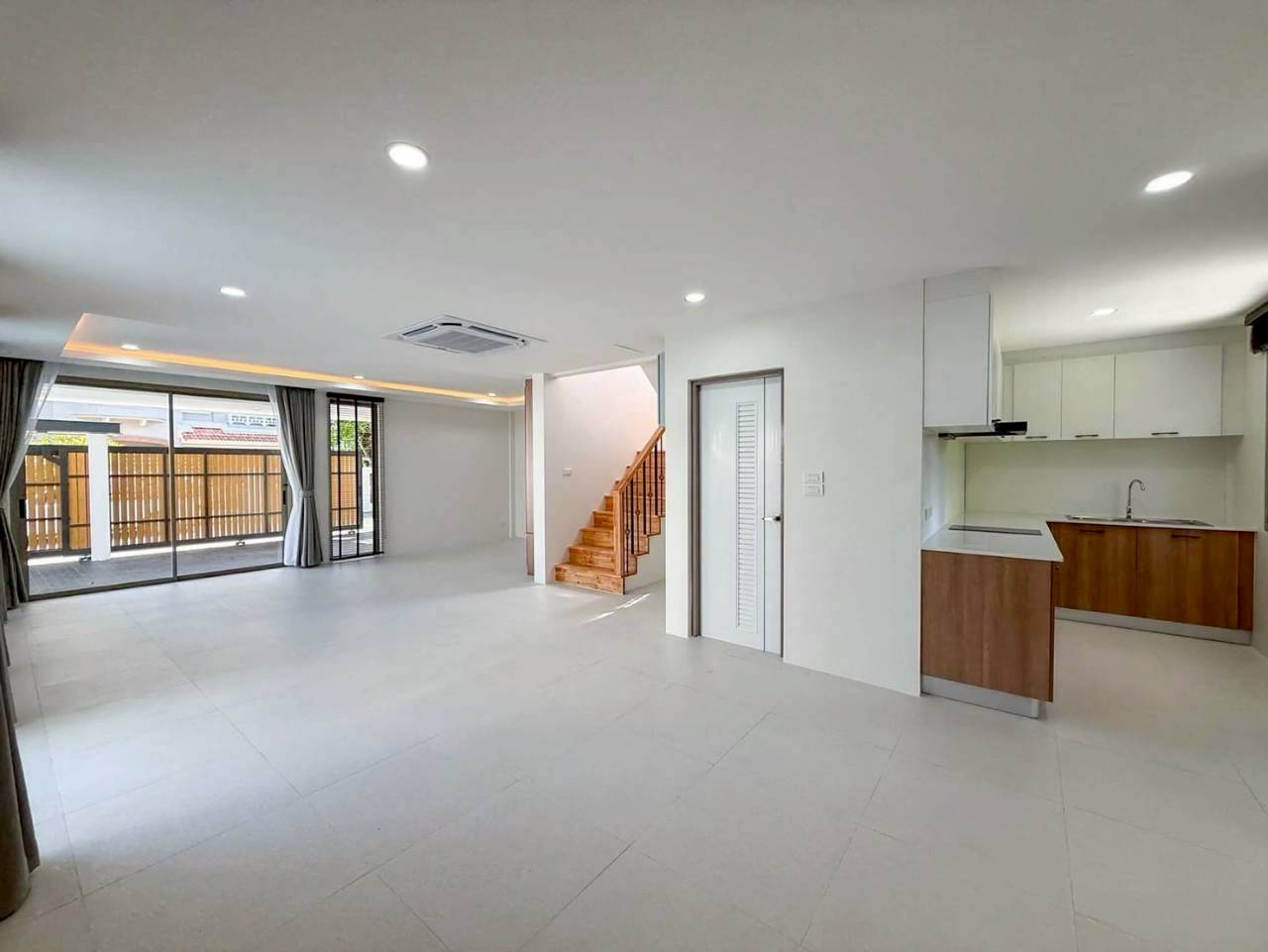 Land and House สีวลี WR-03332 3