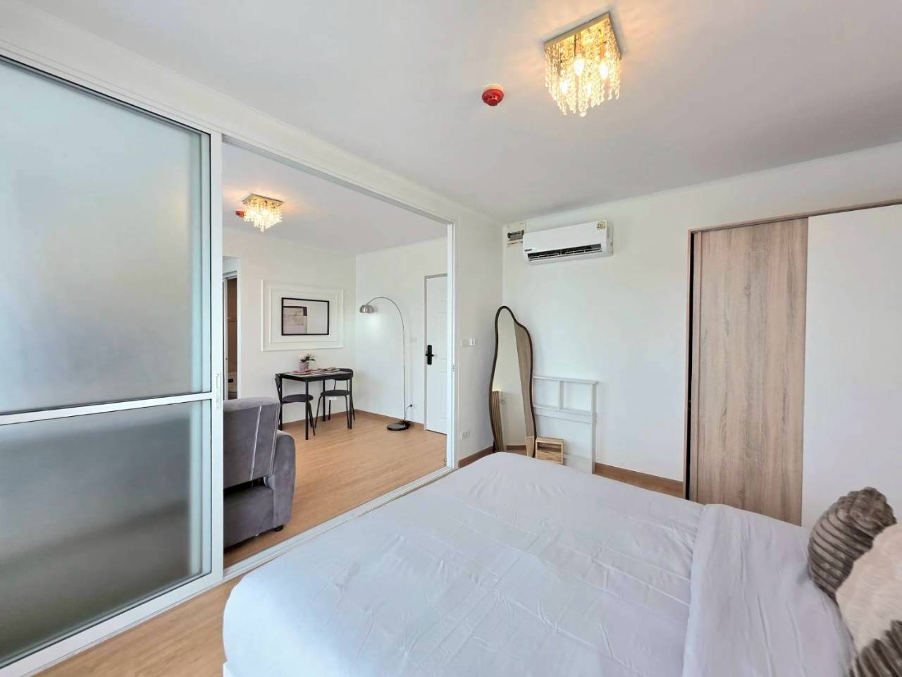 The Wide Condo WR-04468 8