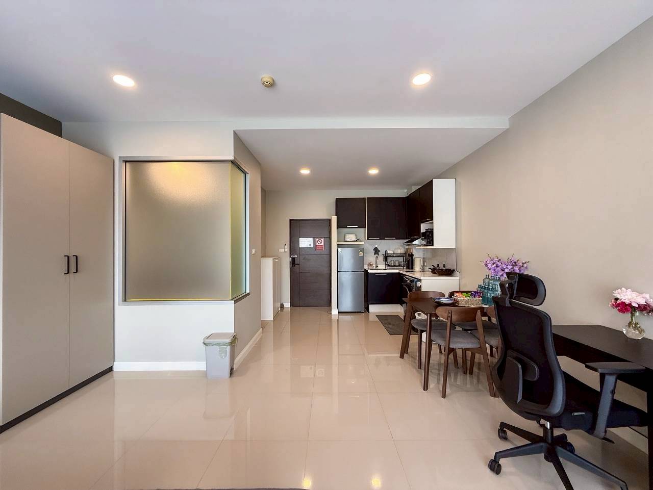 Chic Condominium WR-04538 3
