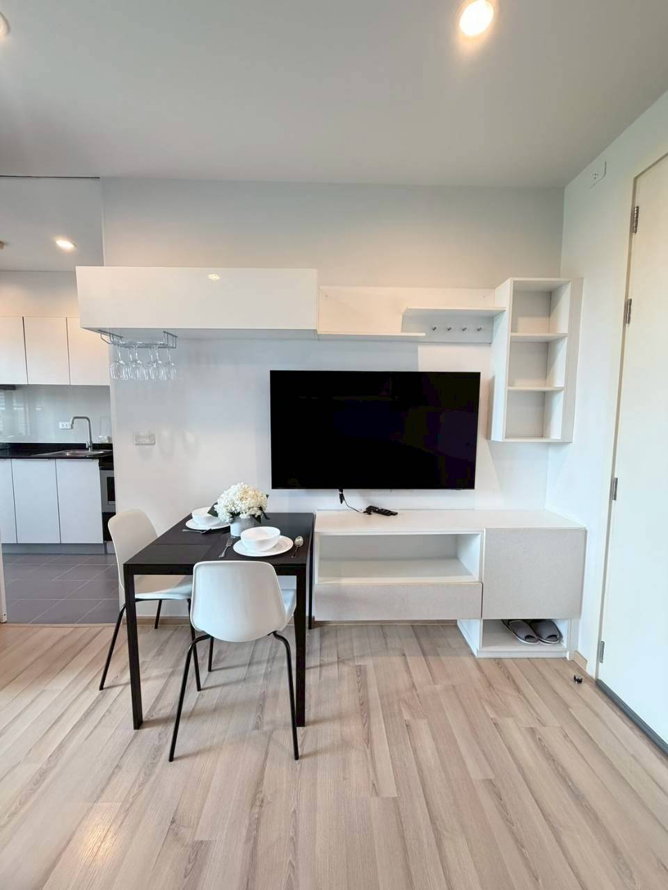 The Base Uptown WR-04593 2