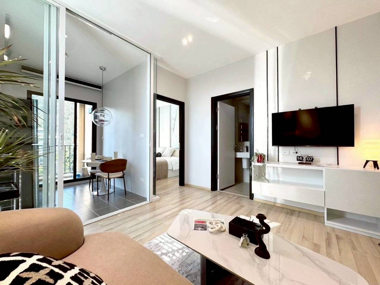 The Base Uptown WR-04646 2