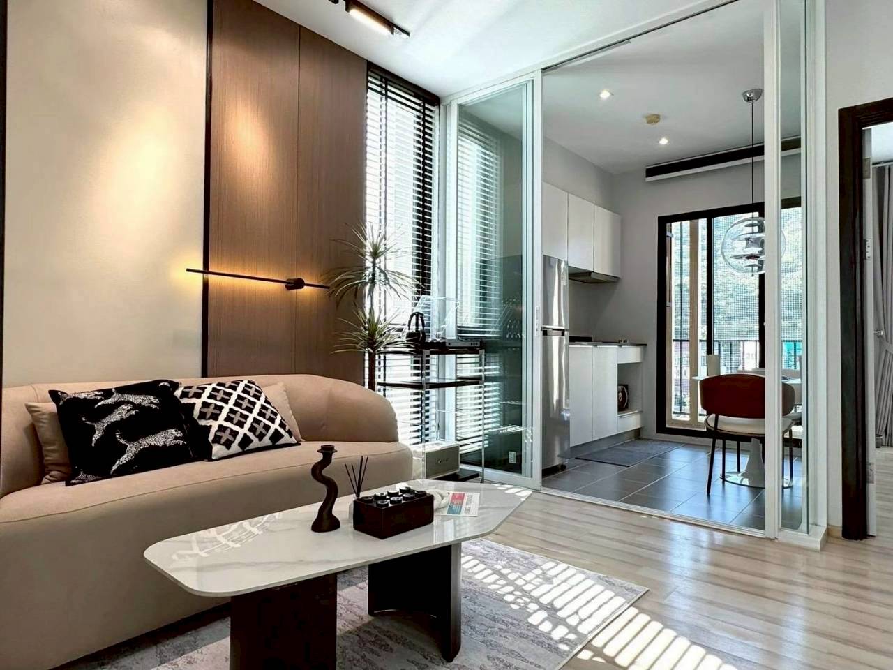 The Base Uptown WR-04646 3