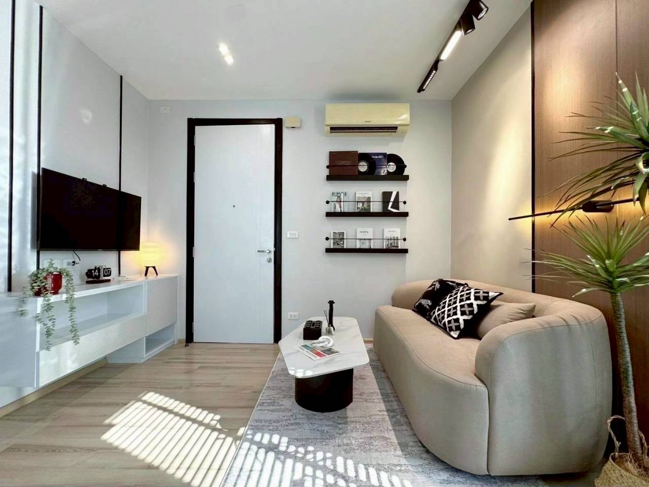 The Base Uptown WR-04646 8