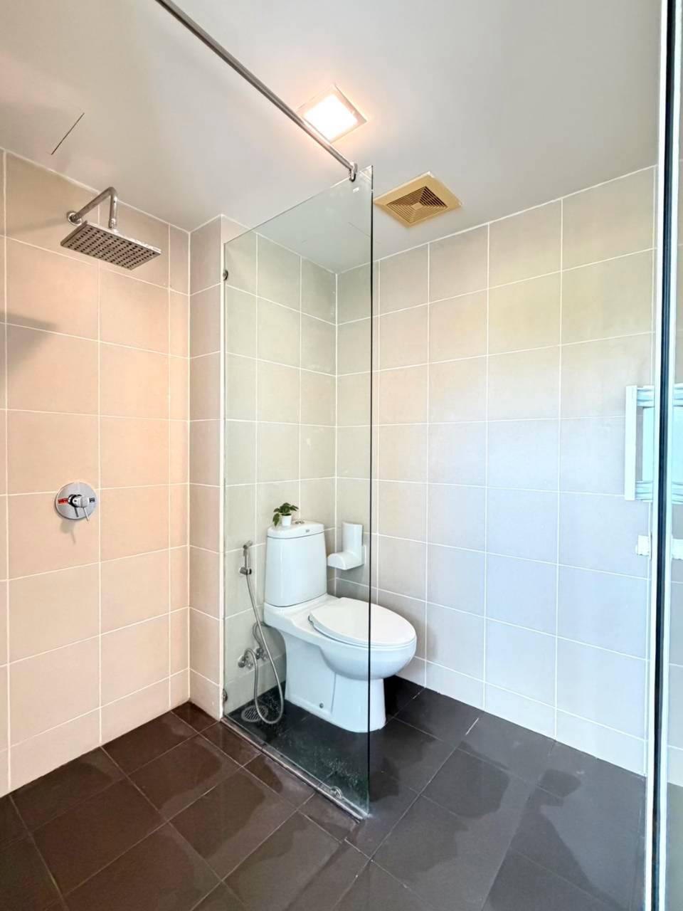 The Wide Condominium WR-04793 8