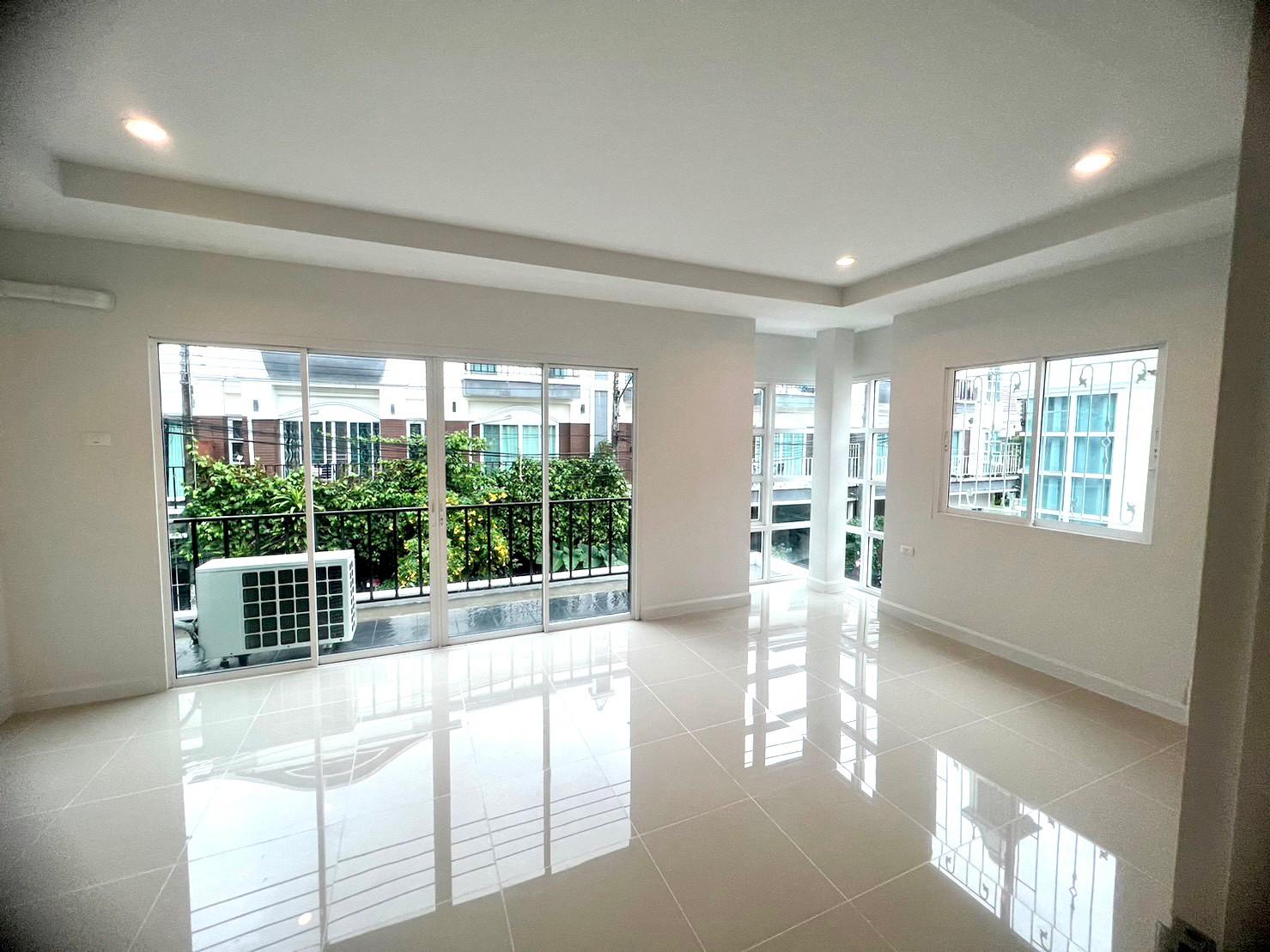 ทาวน์เฮ้าส์ โซนในเมืองใกล้ซุปเปอร์ชิปใหญ่ WR-00564 5