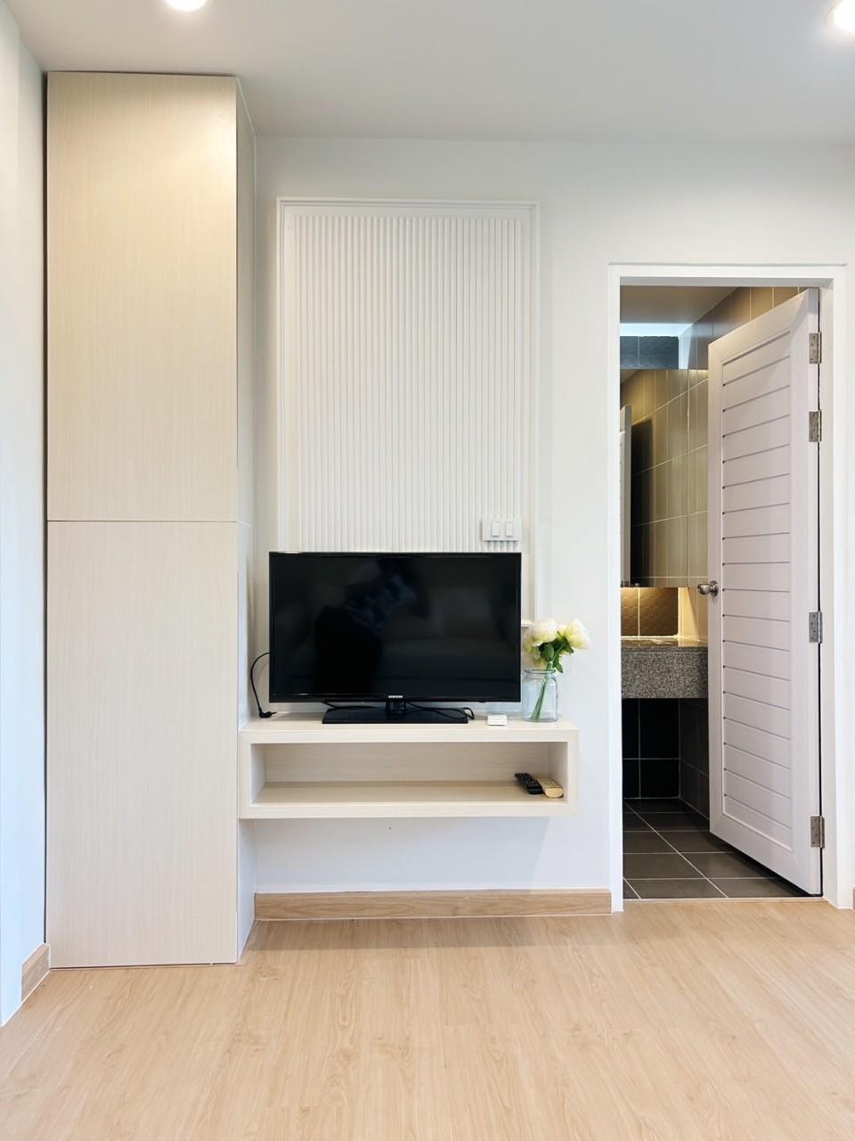 The Scene Condo WR-02859 4