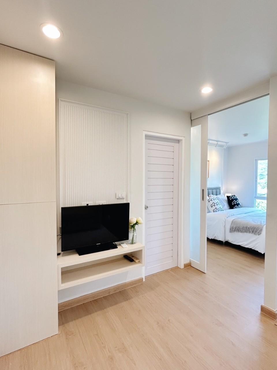 The Scene Condo WR-02859 6