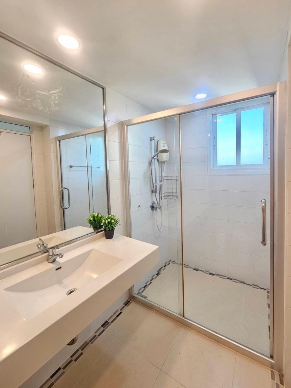 The Light Condominium WR-02960 6