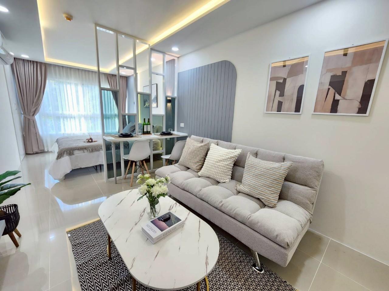 The Royal Place WR-03128 1
